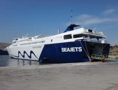 Πλοίο «παλεύει» με τα κύματα στο λιμάνι της Νάξου (βίντεο)